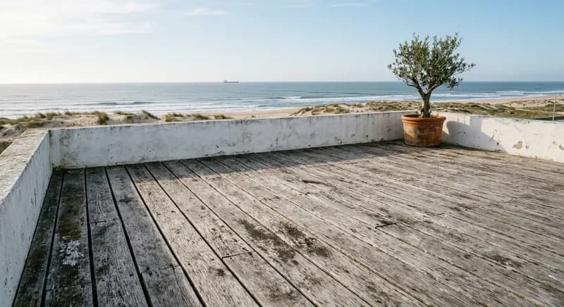 Tábuas de deck cinzentas e gastas, com marcas de sal